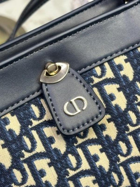 CHRISTIAN DIOR KEY OBLIQUE SMALL BAG WITH OG BOX 1162