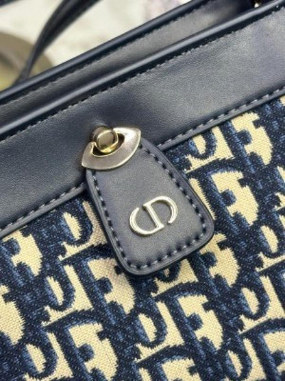 CHRISTIAN DIOR KEY OBLIQUE SMALL BAG WITH OG BOX 1162