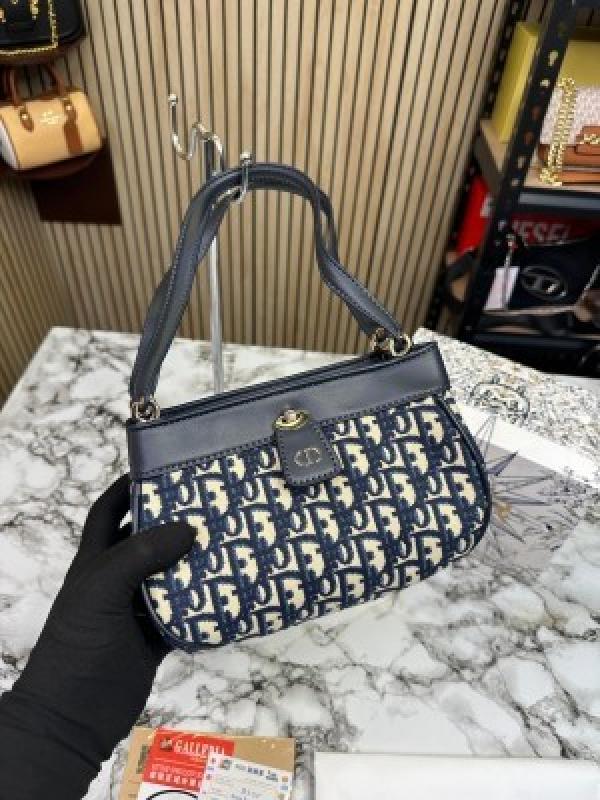 CHRISTIAN DIOR KEY OBLIQUE SMALL BAG WITH OG BOX 1162